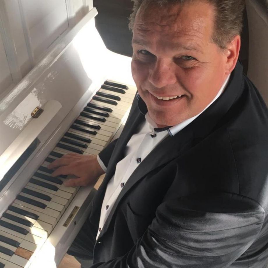 Dieter Grimm mit Mikrofon